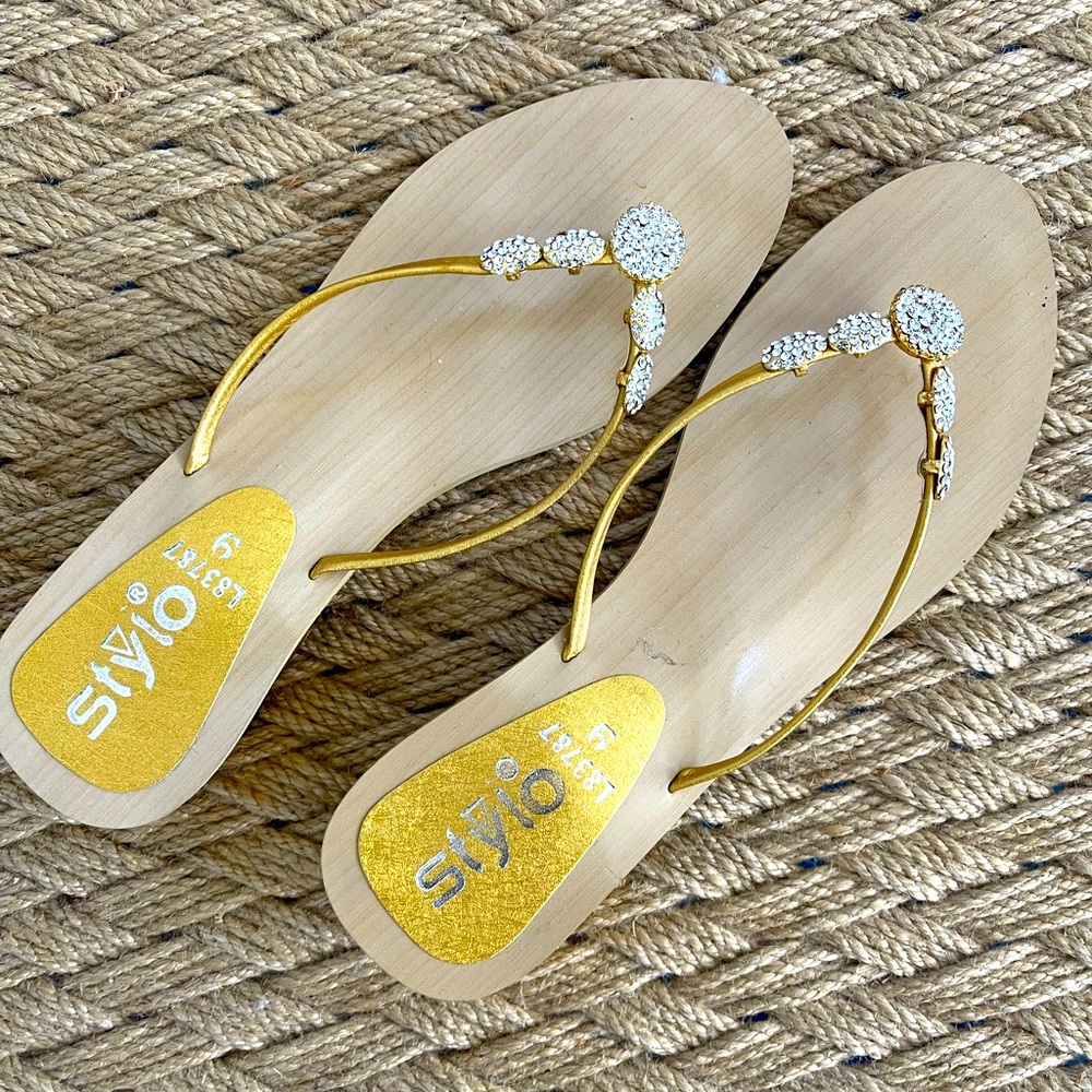Womens Sandal in Gold